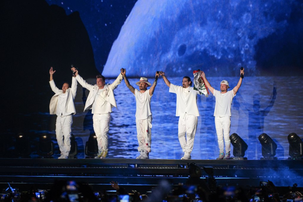 Backstreet Boys al cierre de su presentación en el Emblema