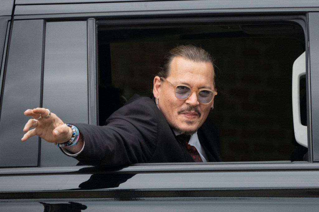 Mujer mexicana llega a la corte para apoyar a Johnny Depp en su juicio