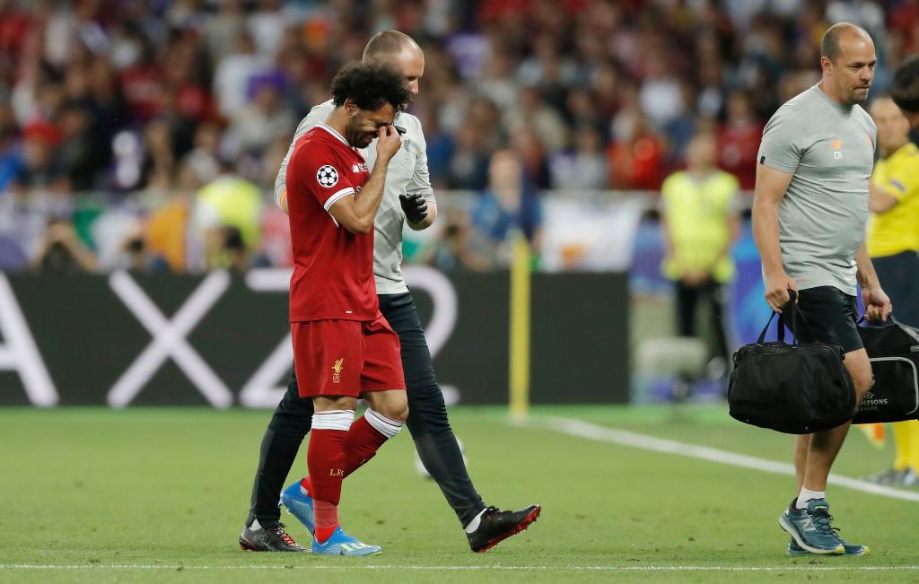 Mohamed Salah sale lesionado de la final de la Champions League