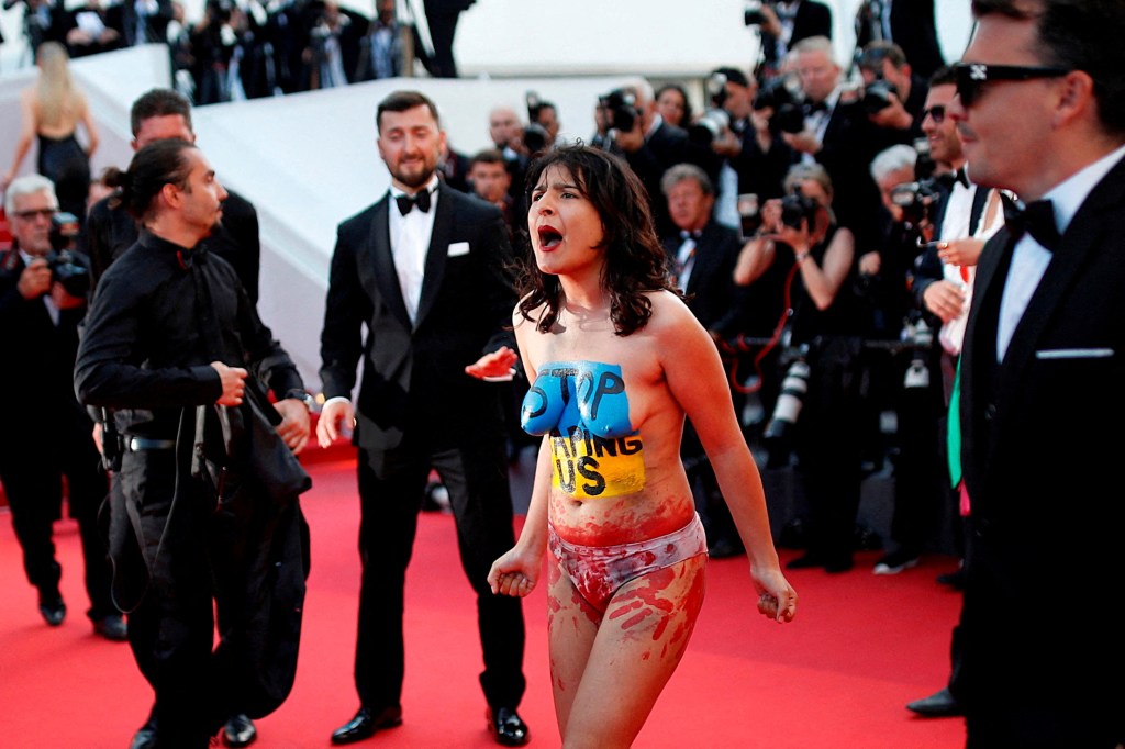 Mujer protesta sin ropa en la alfombra roja de Cannes
