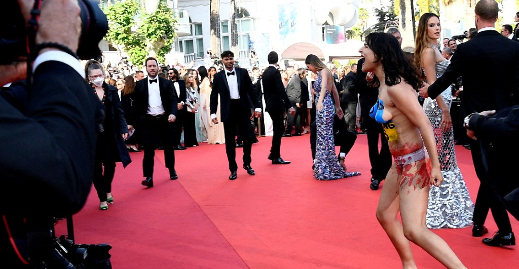 Mujer protesta sin ropa en la alfombra roja de Cannes