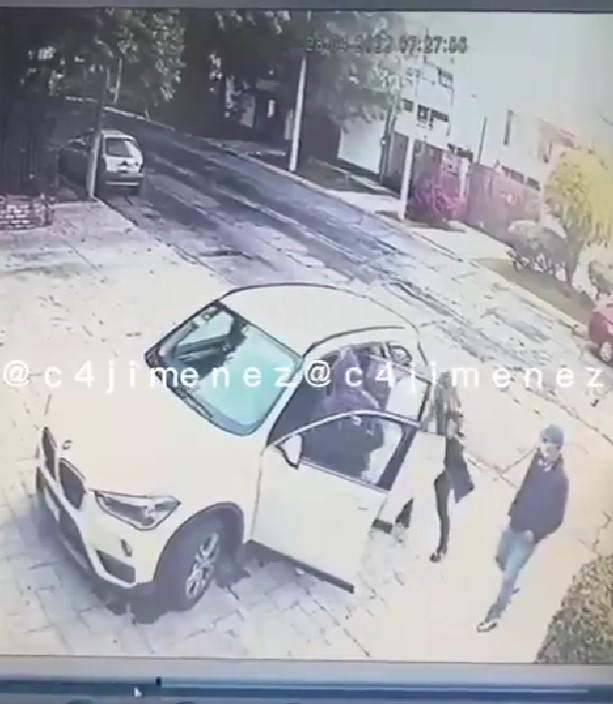 Mujer saca a su hijo de la camioneta justo antes de que se la roben