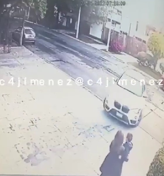 Mujer saca a su hijo de la camioneta justo antes de que se la roben
