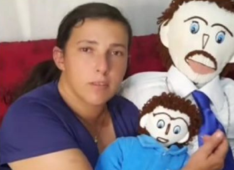 Mujer se casa con un muñeco de trapo y se hizo viral 