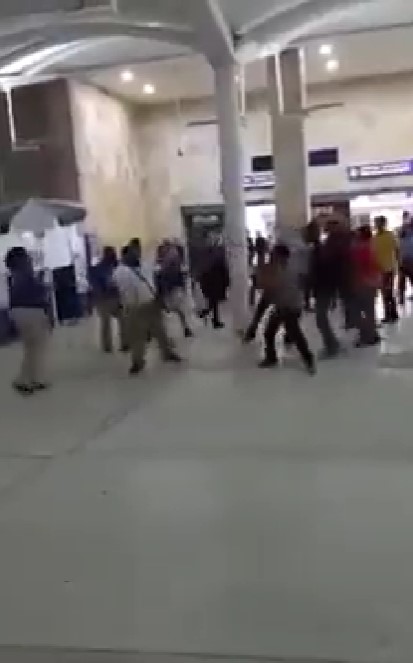 Taxistas protagonizan pelea campal en el Aeropuerto de Cancún