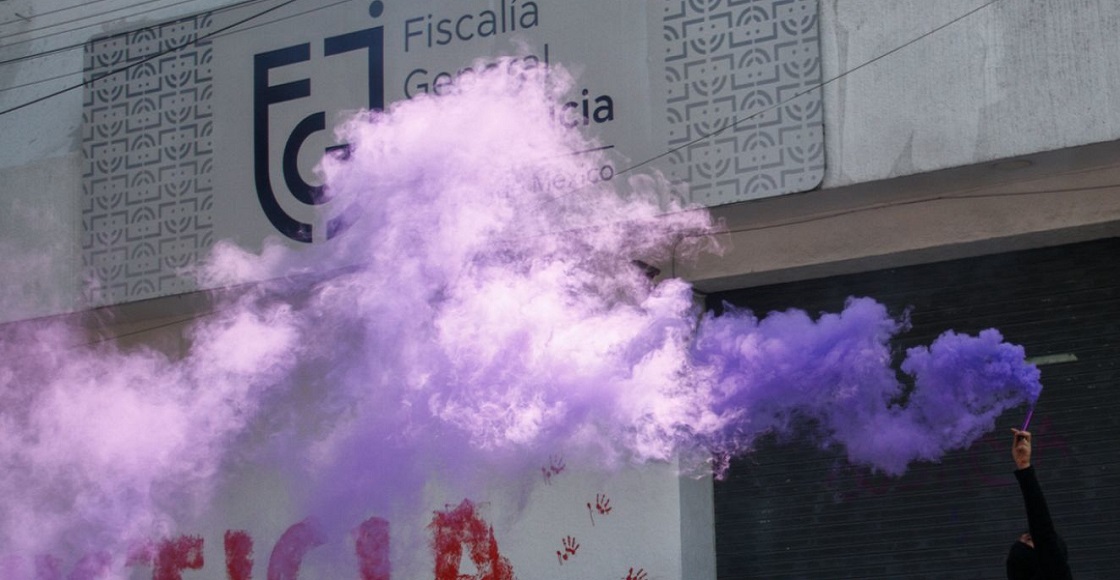 CIUDAD DE MÉXICO, 25ENERO2021. - Mujeres de distintas colectivas feministas realizaron un "tendedero de acosadores" frente a las instalaciones de la Fiscalía General de Justicia (FGJ). Durante la protesta realizaron pintas en exigencia a que se de seguimiento a sus denuncias por violacion y violencia.