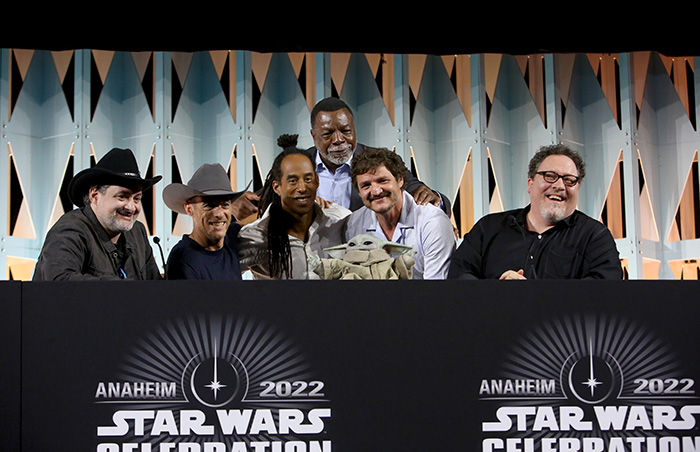 Dave Filoni, Brendan Wayne, Lateef Crowder, Carl Weathers, Pedro Pascal y Jon Favreau en el panel de The Mandalorian