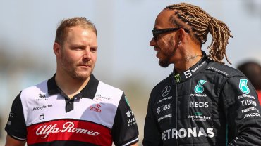 Bottas confiesa si en realidad ríe bajo el casco cuando rebasa a Lewis Hamilton: "Es divertido"