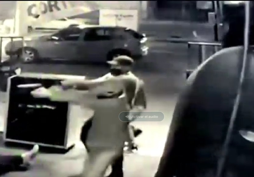 Video muestra el momento en que grupo armado balacea un bar de Cancún
