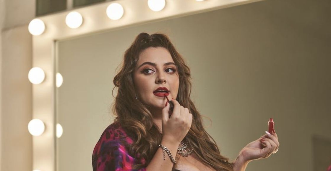 mujer aplicándose labial rojo