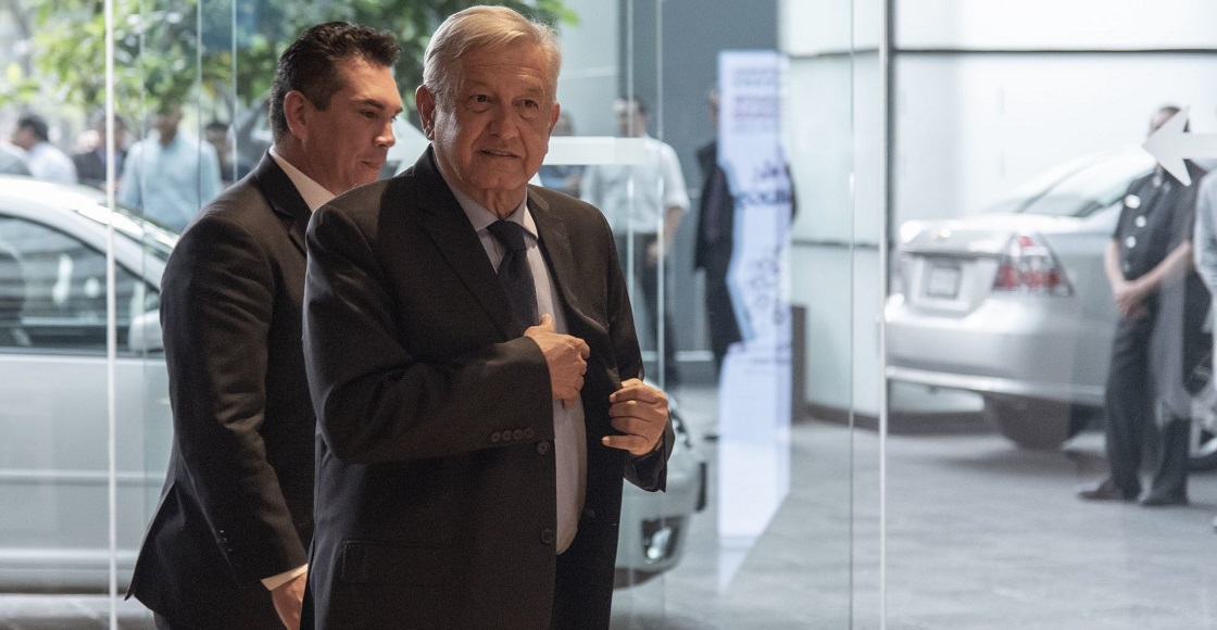 CIUDAD DE MÉXICO, 30ABRIL2019.- Andrés Manuel López Obrador, presidente de México, y Alejandro Moreno Cardenas, gobernador de Campeche y actual presidente de CONAGO, durante su llegada a la LVI Reunión Ordinaria de la Conferencia Nacional de Gobernadores (Conago) celebrada en un importante hotel del centro histórico.
