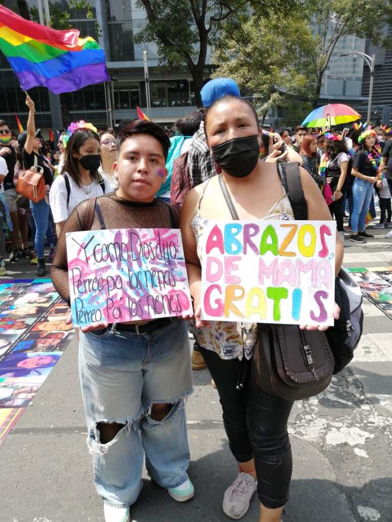 "Abrazos de mamá": Mamás y abuelitas salieron a la marcha LGBT+ en la CDMX para regalar abrazos