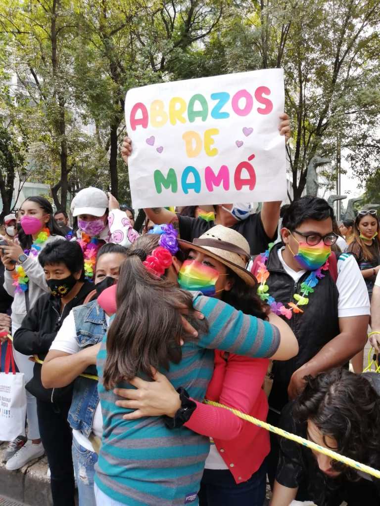 "Abrazos de mamá": Mamás y abuelitas salieron a la marcha LGBT+ en la CDMX para regalar abrazos