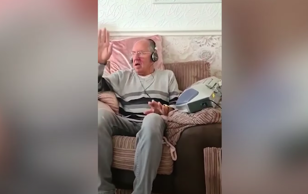 Abuelito con Alzheimer recobra la memoria escuchando a Elvis Presley