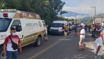 camion-peregrinos-volco-chiapas-ambulancias