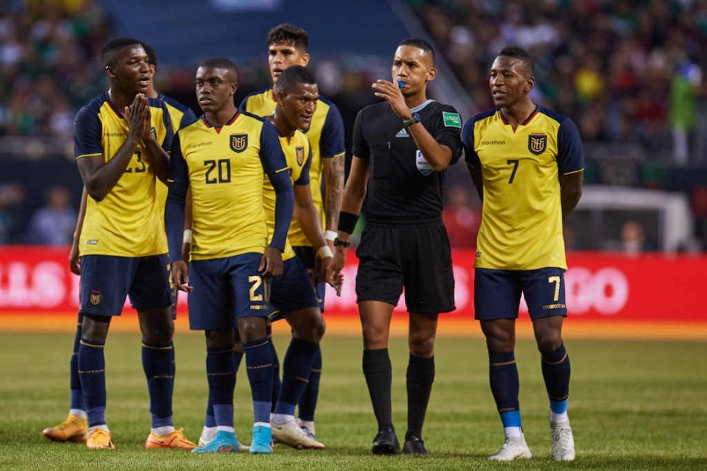 El atajadón de Guillermo Ochoa en el empate de México ante Ecuador