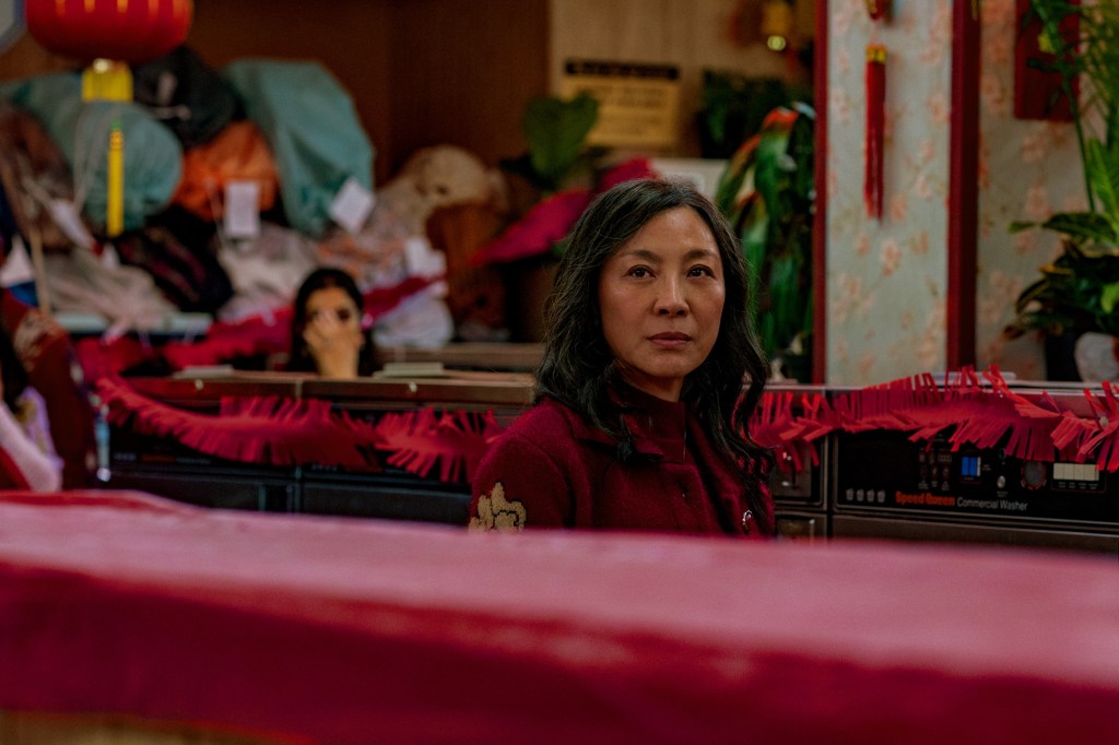 Michelle Yeoh es Evelyn en 'Everything Everywhere All at Once'