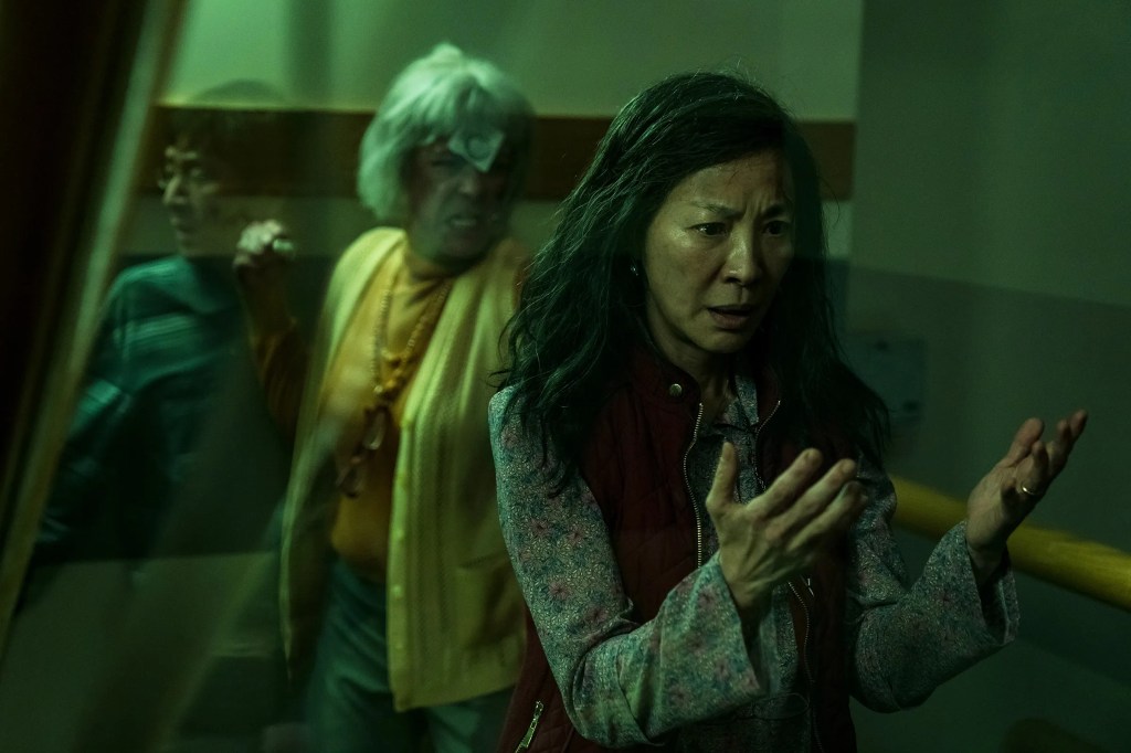 Jamie Lee Curtis y Michelle Yeoh en 'Everything Everywhere All at Once'