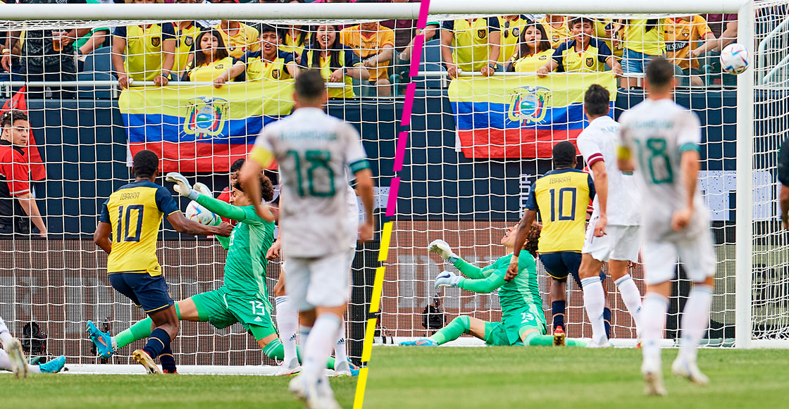 El atajadón de Guillermo Ochoa en el empate de México ante Ecuador