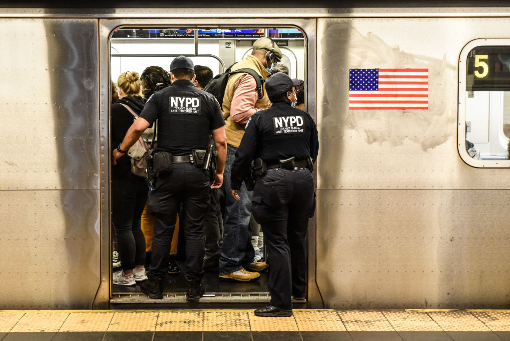 Un hombre murió en el metro de NY al ser arrastrado tras atorarse en la puerta del vagón
