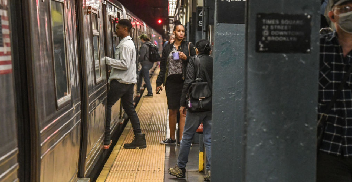Un hombre murió en el metro de NY al ser arrastrado tras atorarse en la puerta del vagón