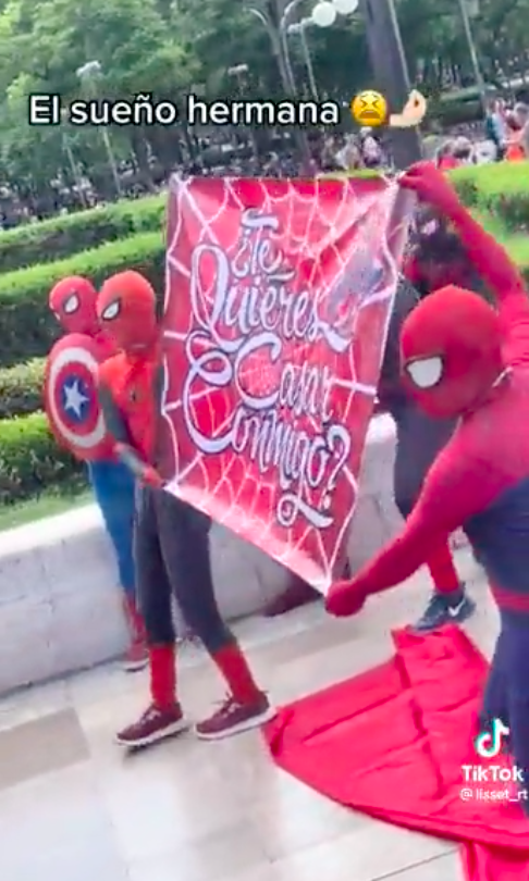 Joven disfrazado de Spider-Man pide matrimonio a su novia y se hace viral