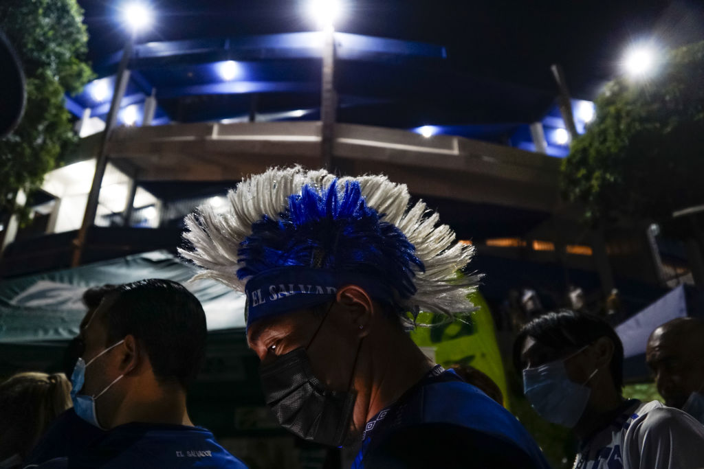 Árbitro muere tras ser golpeado por jugadores y aficionados en El Salvador