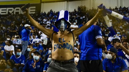 Árbitro muere tras ser golpeado por jugadores y aficionados en El Salvador