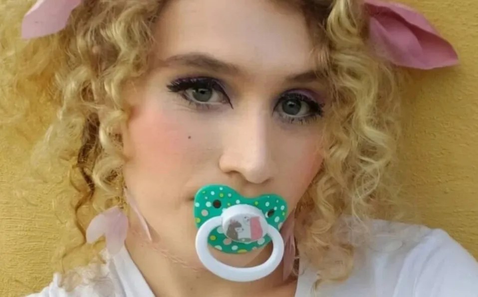 ¿Qué? Una mujer se viste como bebé en redes (con todo y pañal) y se hace viral