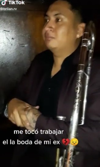 Músico llora al ver que le tocó trabajar en la boda de su ex