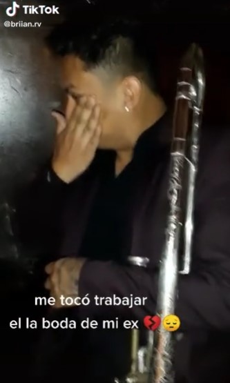 Músico llora al ver que le tocó trabajar en la boda de su ex