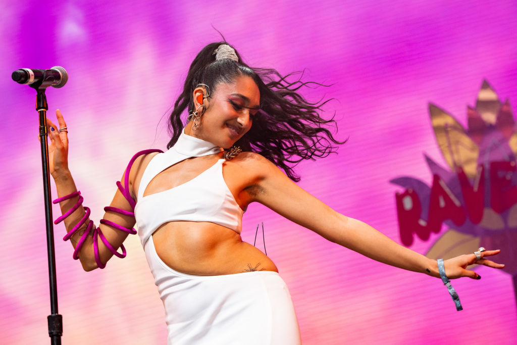 ¿Por qué tienes que escuchar a Raveena y su peculiar propuesta de soul y R&B?