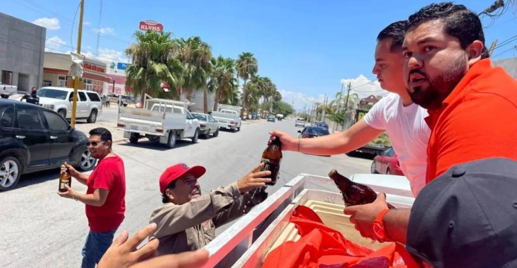 ¡Tipazos! Jóvenes regalan caguamas por el 'Día del Padre' en Coahuila