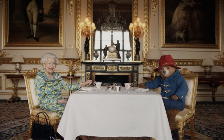 Hora del té: Checa el video de la reina Isabel II con el Oso Paddington por