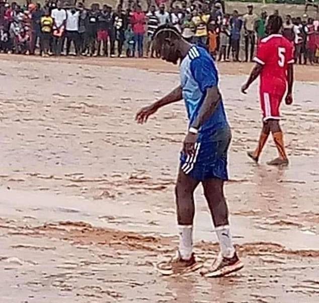Sadio Mané jugando un partido en Senegal