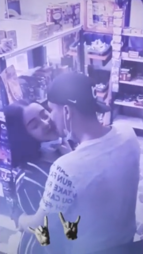 El Chapulín: Sujeto besa a la novia de su amigo y luego lo abraza como si nada