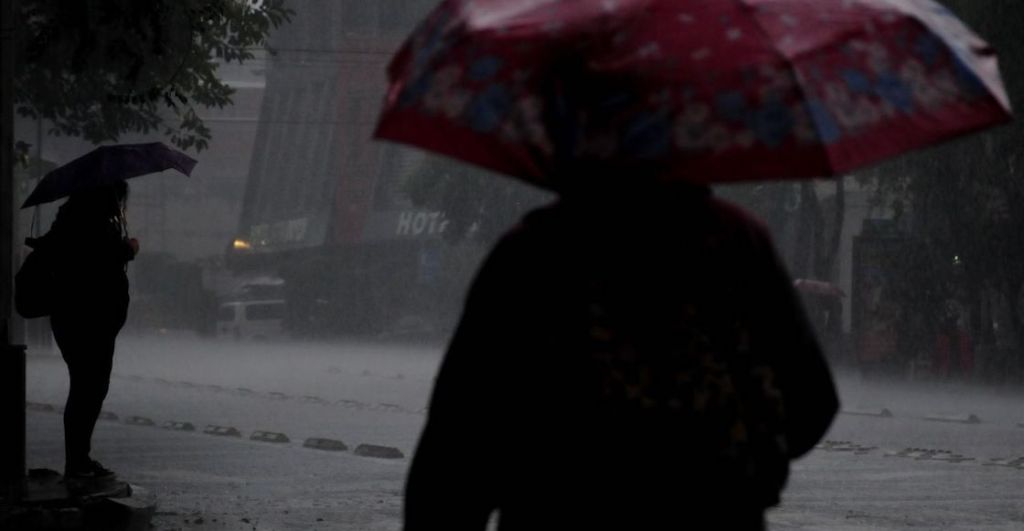 verano-cdmx-lluvias-calles-paraguas
