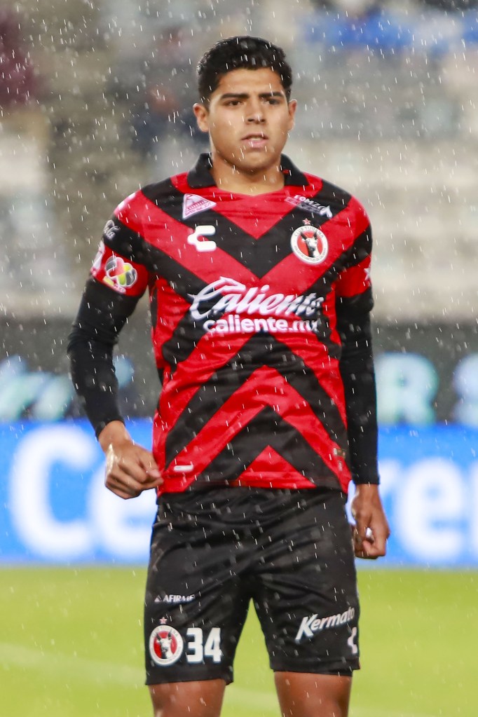 ¿Otro mexicano en la Serie A? El defensa mexicano Víctor Guzmán estaría en la mira del Milan
