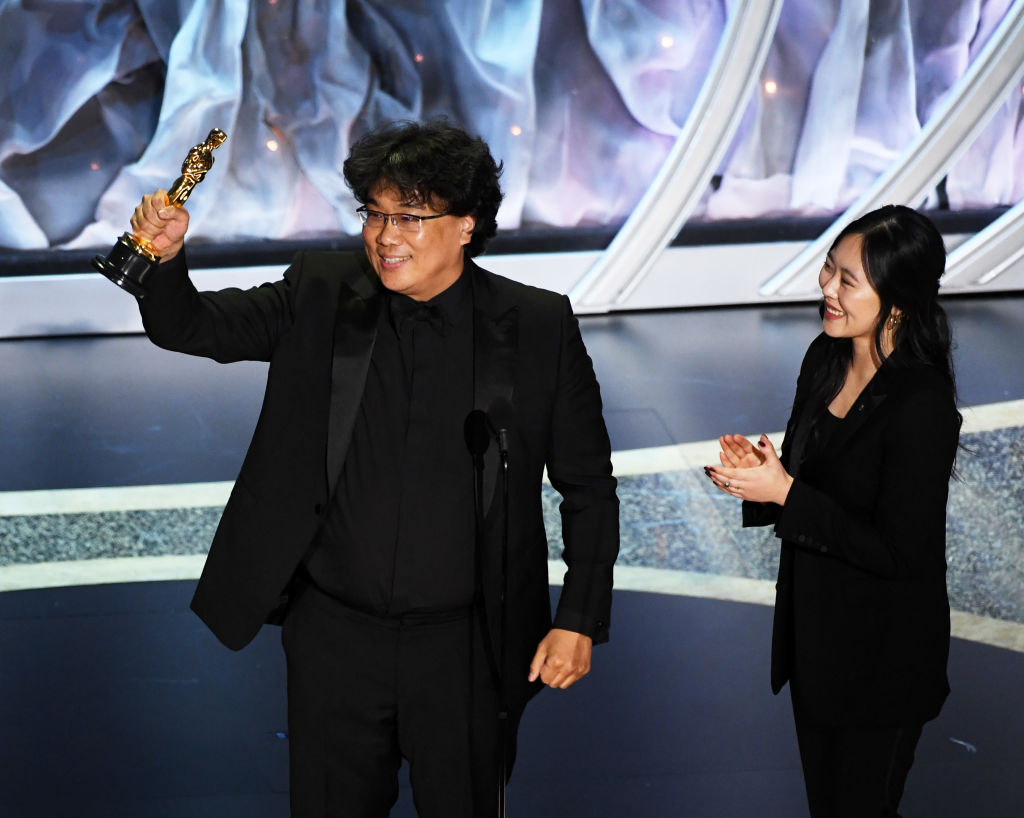 Bong Joon-ho con su Oscar por 'Parasite'