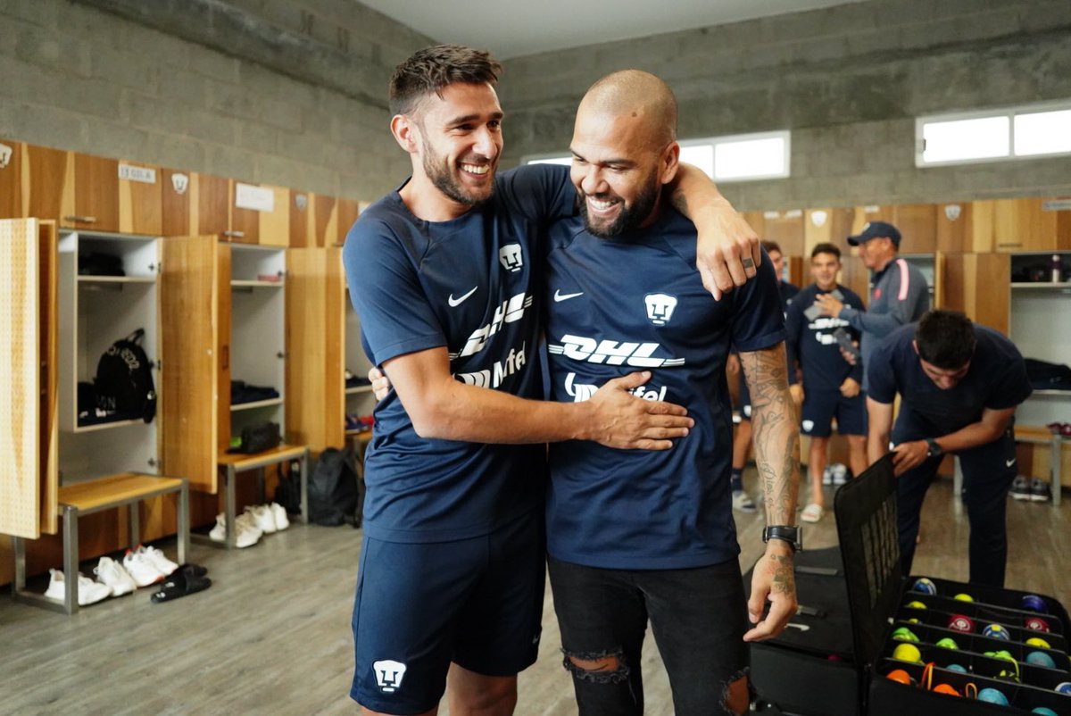 Las primeras imágenes de Dani Alves con el uniforme de Pumas tras firmar contrato3