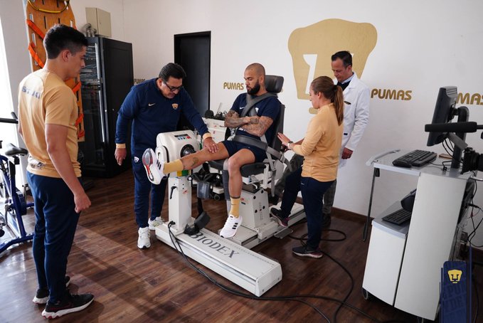 Las primeras imágenes de Dani Alves con el uniforme de Pumas tras firmar contrato3