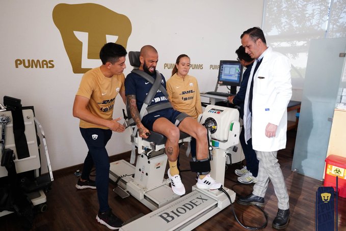 Las primeras imágenes de Dani Alves con el uniforme de Pumas tras firmar contrato3
