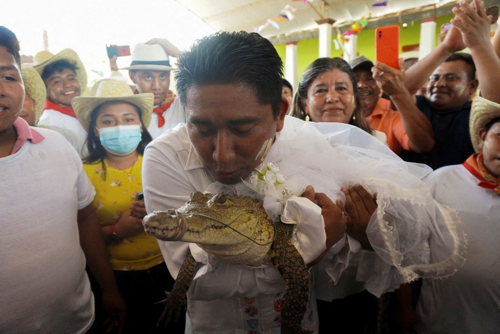 Alcalde de Oaxaca se casa con ‘Princesa Lagarto’ como parte de una tradición