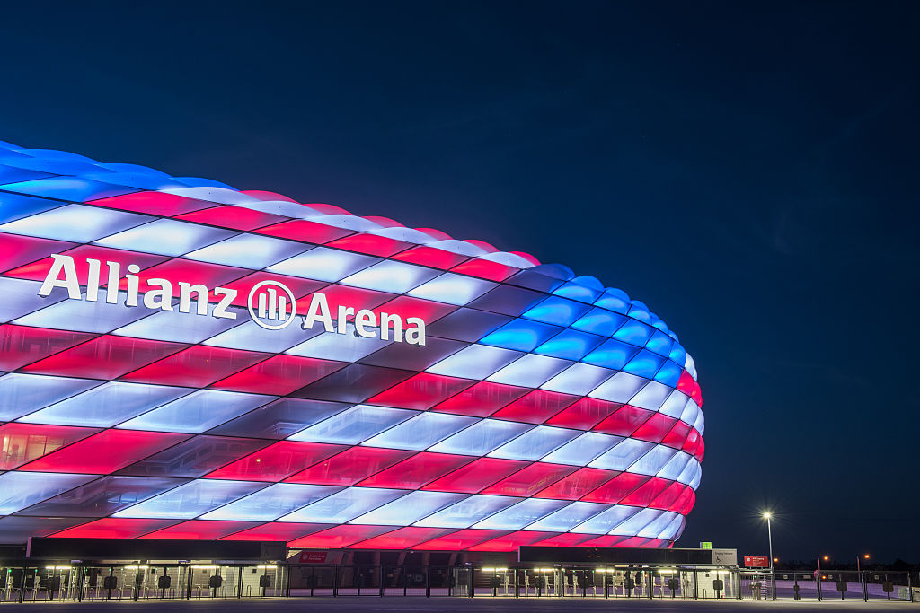 Allianz Arena con la bandera de EU