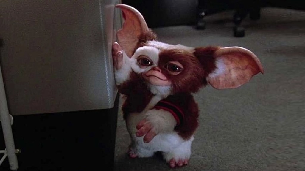 ¡Hay tiro! El director de 'Gremlins' dice que Baby Yoda es "una copia descarada" de Gizmo