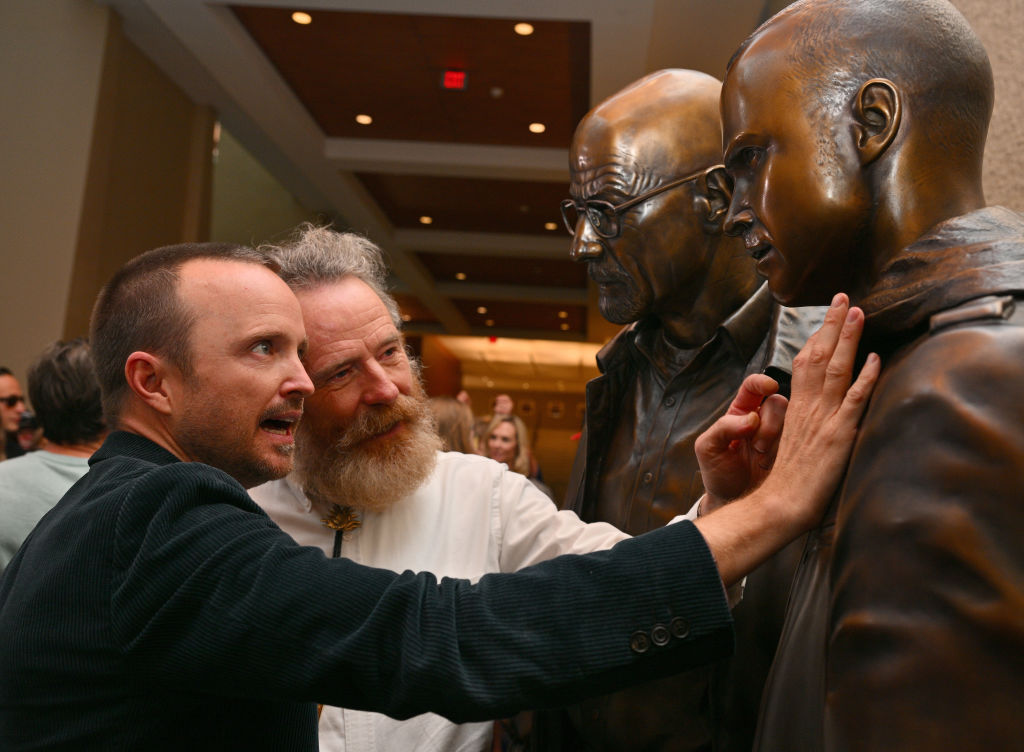 ¡Heisenberg! Revelan estatuas en honor a Walter White y Jesse Pinkman de 'Breaking Bad'