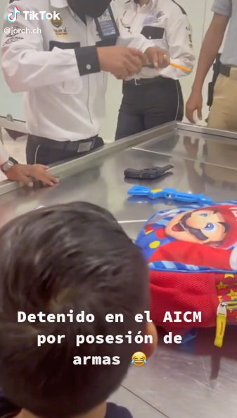 Hermano cayó la ley: "Detienen" a niño en el AICM por llevar pistolas de juguete en su mochila 
