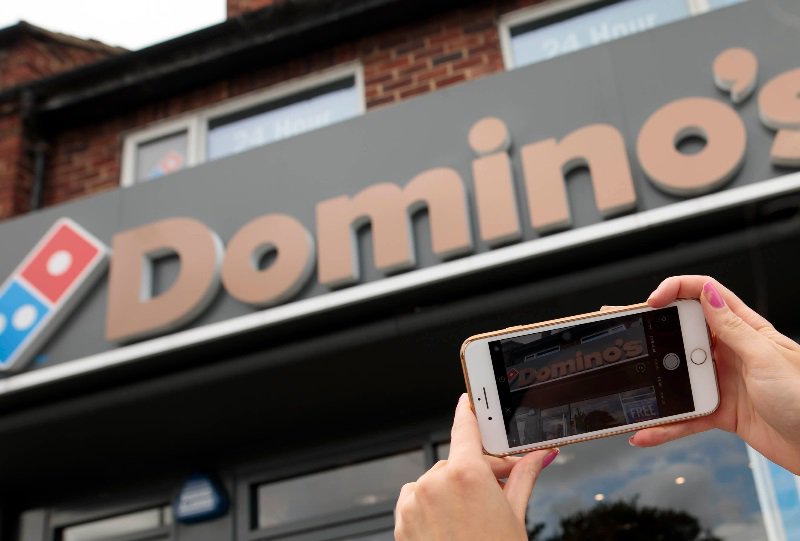 Domino's hace homenaje a Lucy Bronze