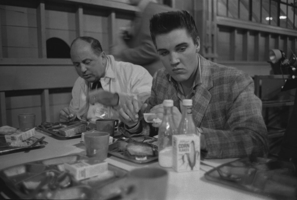 Elvis Presley y Tom Parker en un desayuno en 1958