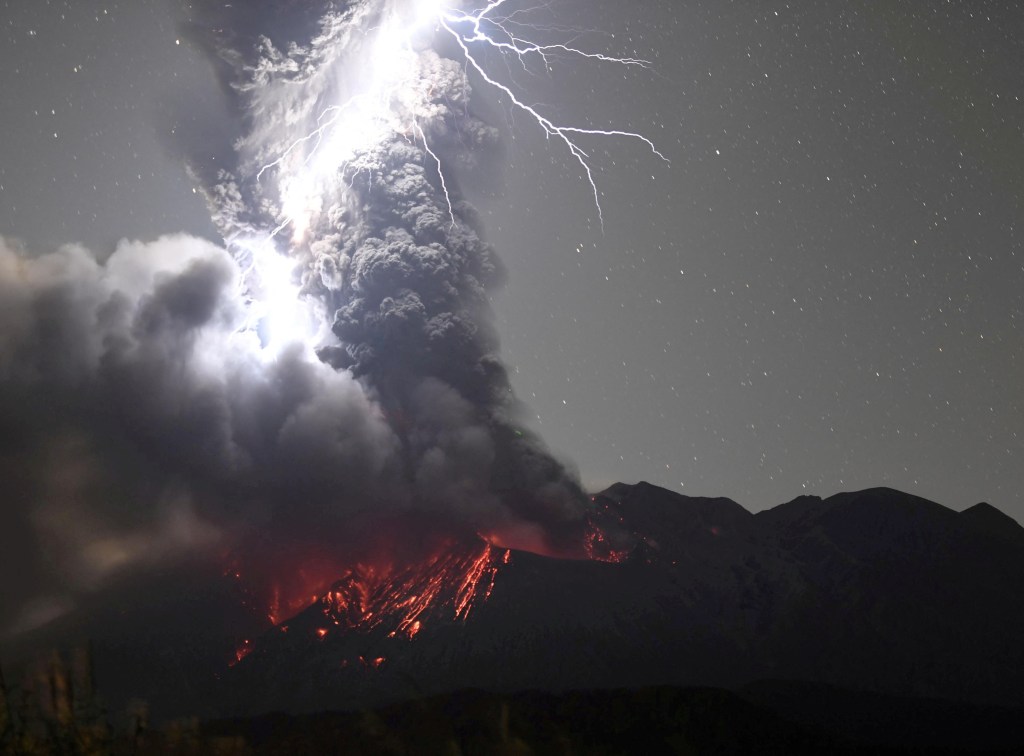 Imágenes de la erupción del volcán Sakurajima en Japón
